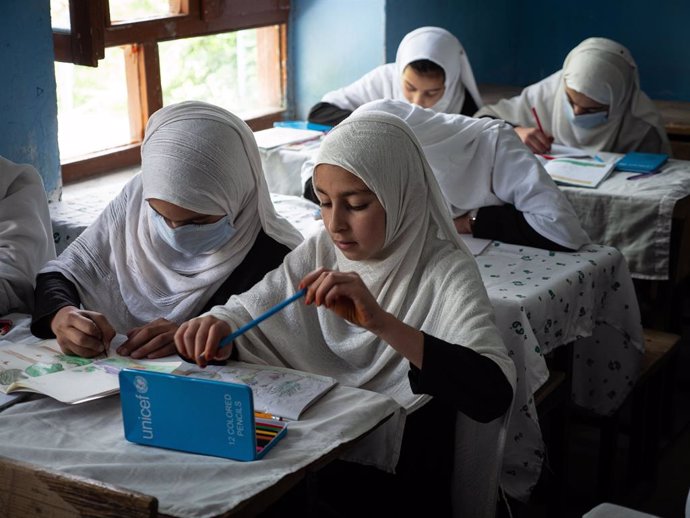 Archivo - Niñas en un colegio en Afganistán en su último año de colegio, ya que está vetada la educación secundaria por los talibán