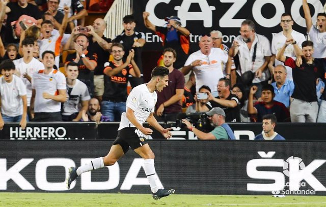 André Almeida celebra un gol con el Valencia.