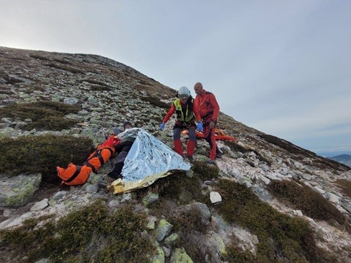 Imagen del momento del rescate del montañero accidentado en el Pico del Cornón