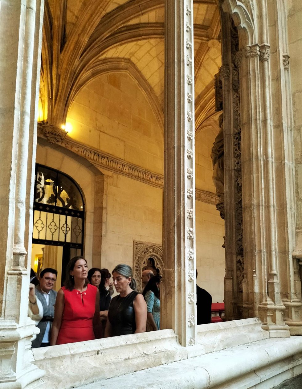 La ministra de Industria, Comercio y Turismo, Reyes Maroto y la alcaldesa, Milagros Tolón, en el Monasterio de San Juan de los Reyes de Toledo, con motivo de la Noche del Patrimonio.