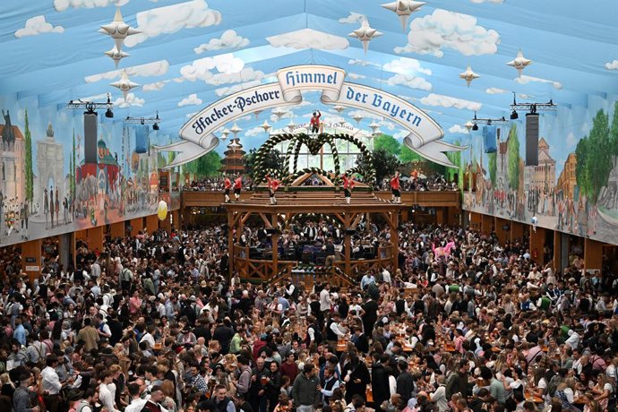 17 September 2022, Bavaria, Munich: Numerous guests celebrate at the start of the 187th Munich Oktoberfest in the Hacker-Pschorr tent. After a pause of two years, the world-famous Oktoberfest beer festival kicks off again in Germany's southern city of M