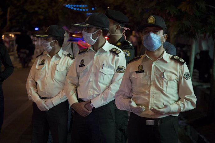 Archivo - May 13, 2020, Tehran, Iran: Worshippers wearing protective face masks to help prevent the spread of the new coronavirus (COVID-19) pray at the Mahdieh of Tehran in Laylat al-Qadr, or the night of destiny, during the holy fasting month of Ramad