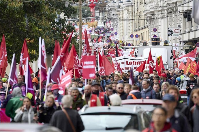 Manfiestación de la Federación de Sindicatos Austriacos (GB, por sus siglas en alemán) en Viena