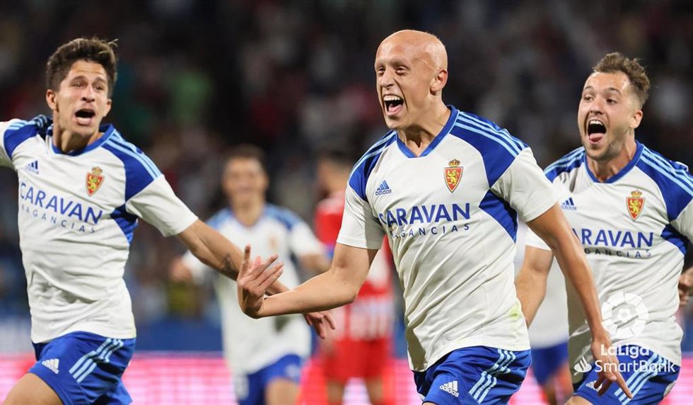 Víctor Mollejo celebra un gol con el Zaragoza.