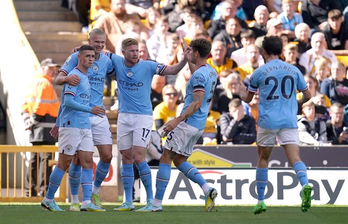 17 September 2022, United Kingdom, Wolverhampton: Manchester City's Erling Haaland (2nd L) celebrates scoring his side's second goal with teammates during the English Premier League soccer match between Wolverhampton Wanderers and Manchester City at Mol