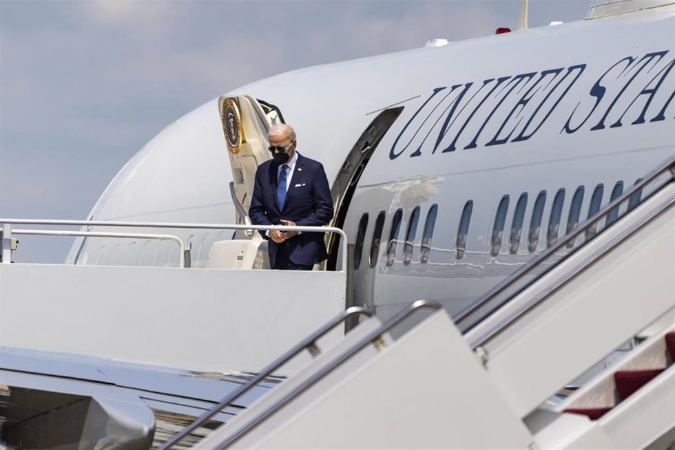 El presidente de Estados Unidos, Joe Biden, sale del Air Force One. Archivo