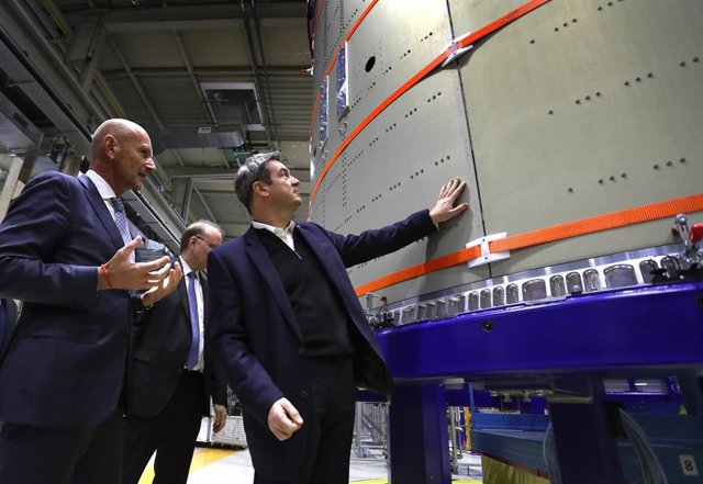 Archivo - El Primer Ministro de Baviera, delante de una parte del cohete Ariane 6, junto a Hans Steininger, miembro del Consejo de Administración de MT Aerospace, en una sala de producción de la empresa aeroespacial MT Aerospace. 