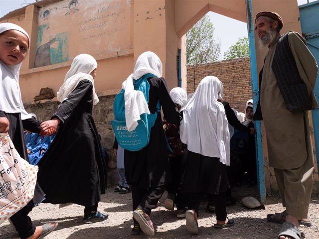 Archivo - Niñas en un colegio en Afganistán