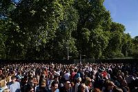 Aumenta a más de trece horas la espera para acudir a la capilla ardiente de Isabel II