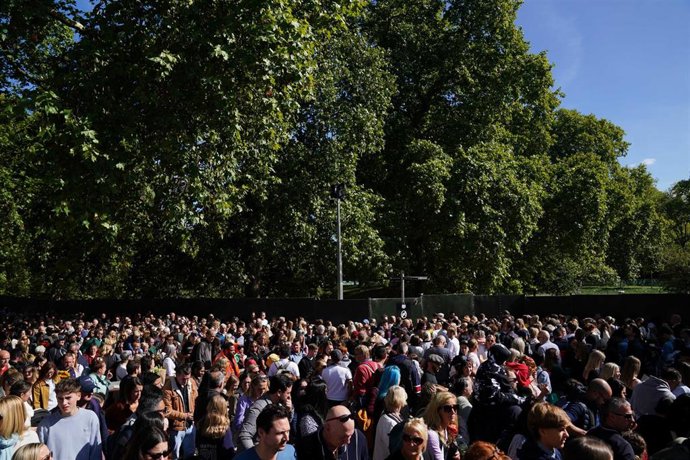 Personas haciendo cola en Londres para poder acceder a la capilla ardiente de Isabel II