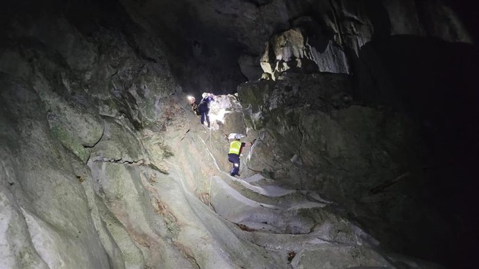 Rescate a un perro atrapado en una vía ferrata