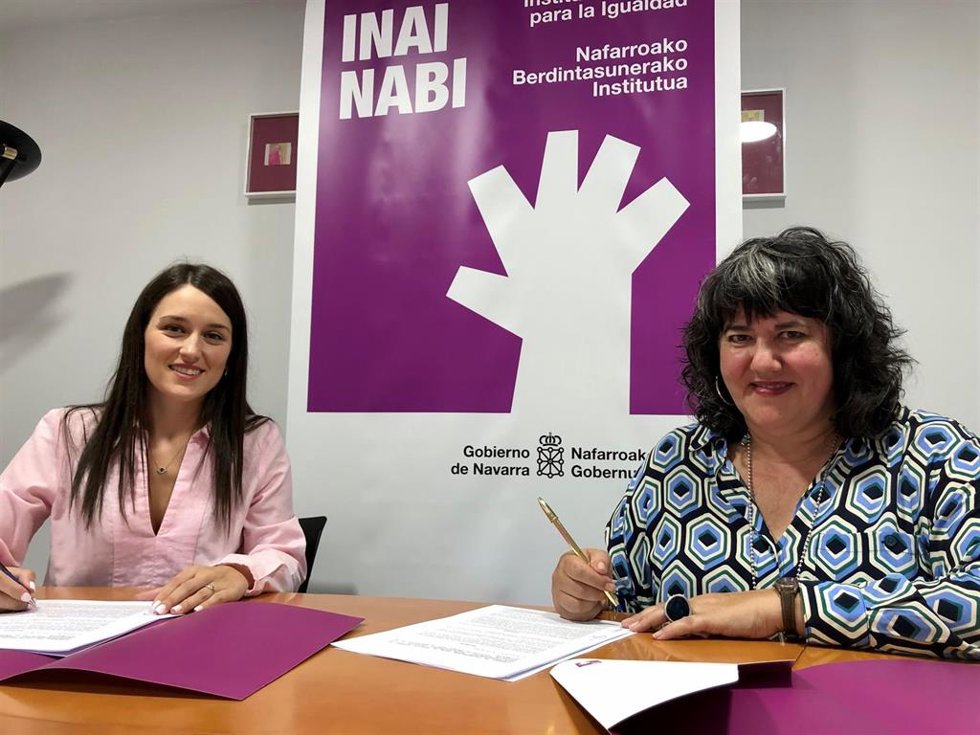 Iranzu Bayo, presidenta de la Asociación Festa - Los del Bronce en la firma del convenio de colaboración con la directora gerente del INAI, Eva Istúriz.