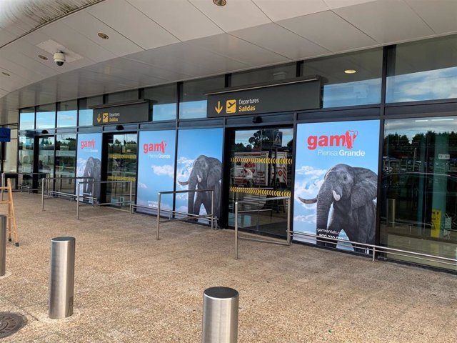 Campaña de publicidad de GAM en las puertas de acceso al aeropuerto de Asturias