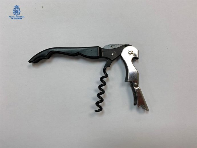 El sacacorchos que portaban los tres detenidos.