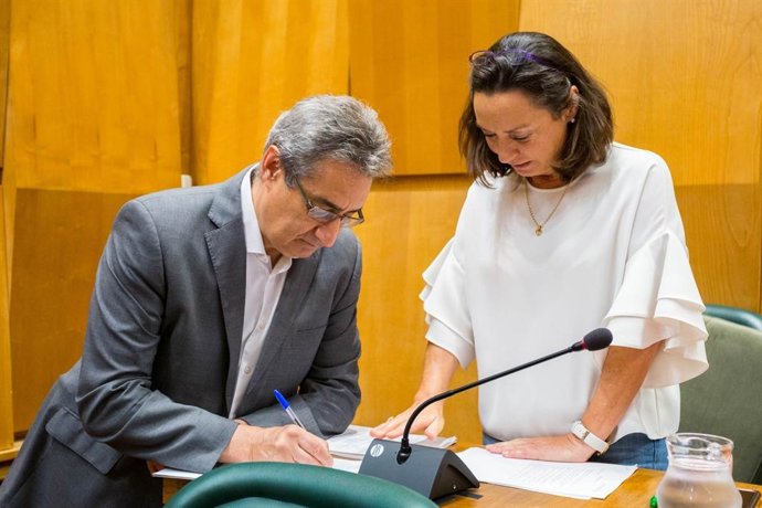 Archivo - Los concejales de VOX en el Ayuntamiento de Zaragoza, Julio Calvo y Carmen Rouco.