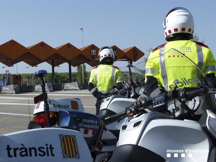 Archivo - Imatge de recurs amb dos agents dels Mossos d'Esquadra