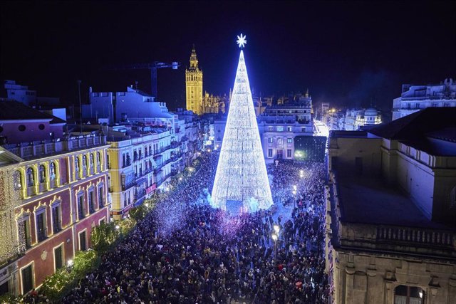 Archivo - Encendido del Árbol de Navidad digital más alto, 40 metros, de Europa, a 6 de diciembre de 2021 en Sevilla (Andalucía, España)