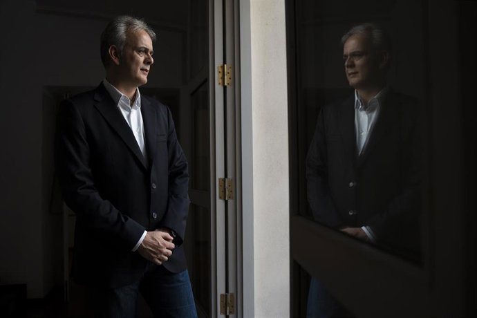 El vicepresidente segundo del Consell y conseller de Vivienda y Arquitectura Bioclimática, Héctor Illueca, posa para Europa Press