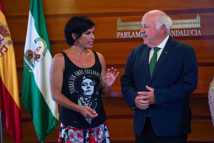 Archivo - La portavoz del Grupo Mixto-Adelante Andalucía, Teresa Rodríguez, con el presidente del Parlamento, Jesús Aguirre, en una imagen de julio de 2022.