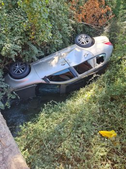 Coche accidentado en el cauce del río Aguas Blancas