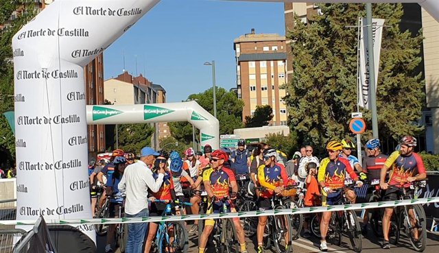 Salida de la carrera de bicicletas con motivio de la cuarta edición del Día de la Bici en Valladolid