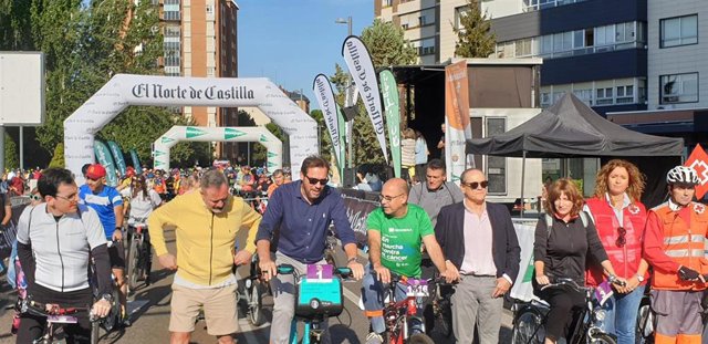 Miembros del Gobierno municipal junto al alcalde de Valladolid, Óscar Puente, en la salida de la carrera celebrada este domingo, 18 de septiembre, con motivo del Día de la Bici