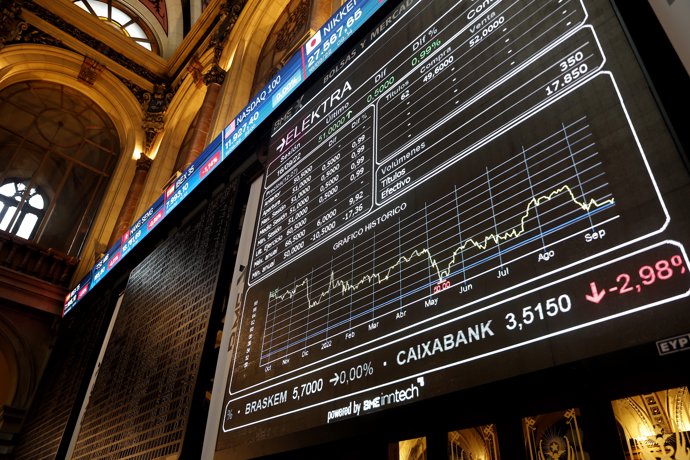 Un panel del Ibex 35 en el Palacio de la Bolsa, a 16 de septiembre de 2022, en Madrid (España). 