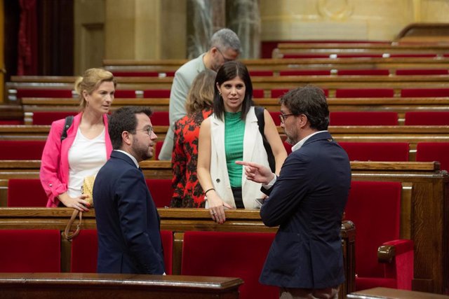 Archivo - Raquel Sans, el presidente Pere Aragonès, Marta Vilalta (ERC) y Josep Rius (Junts) conversando en el hemiciclo en junio