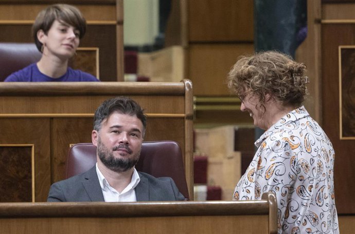 El portavoz de ERC en el Congreso de los Diputados, Gabriel Rufián, conversa con la diputada de ERC, Montserrat Bassa, durante una sesión plenaria, en el Congreso