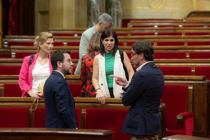 Archivo - Raquel Sans, el president Pere Aragons, Marta Vilalta (ERC) i Josep Rius (Junts) conversant en l'hemicicle al juny