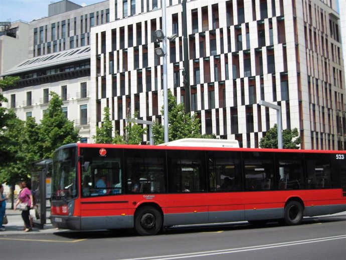 Archivo - Autobús urbano en una parada en la Plaza de España de Zaragoza.