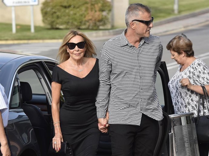 ANA OBREGÓN ACUDE AL ENTIERRO DE SU PADRE ACOMPAÑADA POR SU INSEPARABLE AMIGO RAÚL