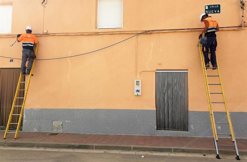Archivo - Dos operarios instalan fibra óptica