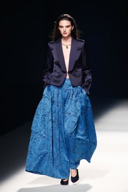 Archivo - Una modelo presenta uno de los diseños de la colección de Ángel Schlesser para la temporada primavera/verano 2021 durante la 72 Edición de la Mercedes-Benz Fashion Week Madrid, en Ifema, Madrid (España), a 11 de septiembre de 2020.