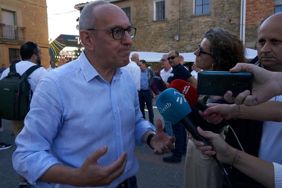 El diputado general de Álava, Ramiro González, asiste a la Fiesta de la Vendimia de Rioja Alavesa en Laciego