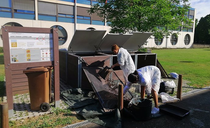 Archivo - Actividad de compostaje del proyecto 'Arrosadia Living Lab' en el Campus de Arrosadia de la UPNA.