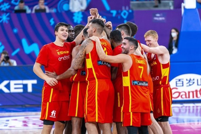 La selección española de baloncesto celebra un triunfo en el Eurobasket de 2022.
