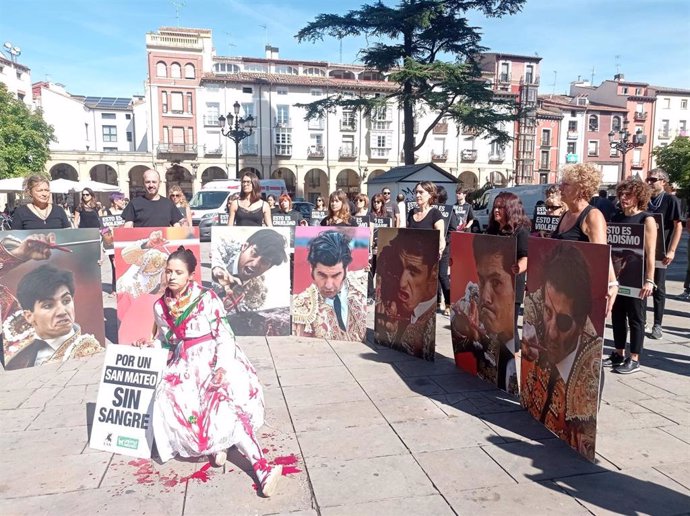 Protesta AnimaNaturalis en la plaza del Mercado de Logroño