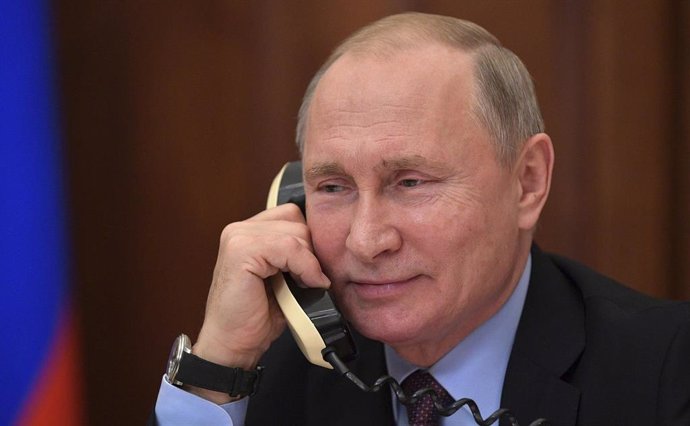 Archivo - El presidente ruso, Vladimir Putin, hablando por teléfono