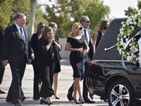 De la mano y arropados, los hermanos García-Obregón entierran a su padre mostrando unidad familiar