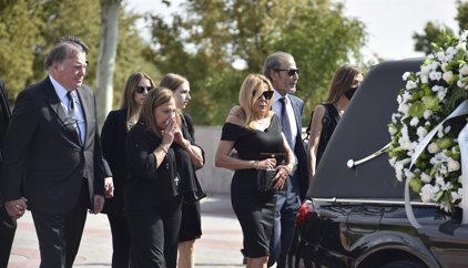 De la mano y arropados, los hermanos García-Obregón entierran a su padre mostrando unidad familiar