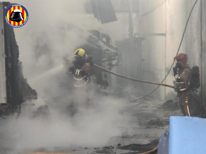 Incendio en una nave industrial de Beniparrell