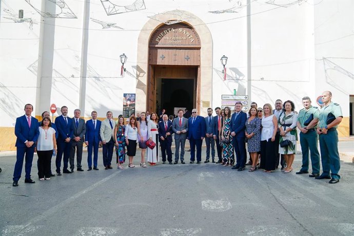 Foto de familia a las puertas de la parroquia de Santa María de Ambrox, santuario del Cristo de la Luz de Dalías