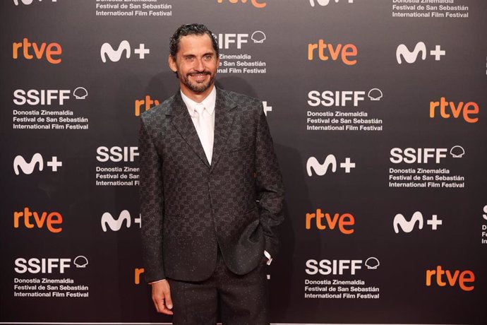 Paco León posa durante la gala de apertura del Festival de San Sebastián 2022