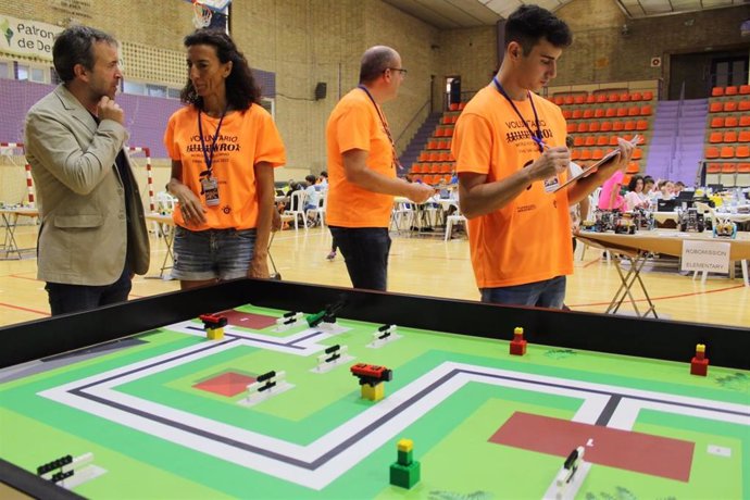 Millán visita la 'World Robot Olympiad 2022', en el pabellón municipal de La Salobreja.