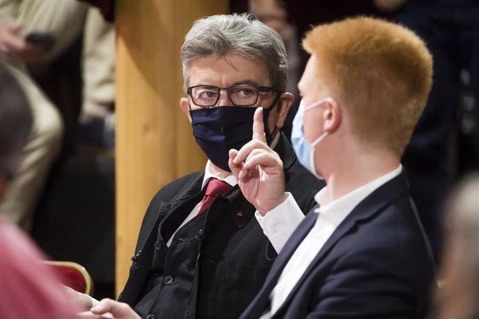 El líder de La Francia InsumisaJean-Luc Mélenchon (izquierda), junto al coordinador del partido , Adrien Quatennens (derecha)