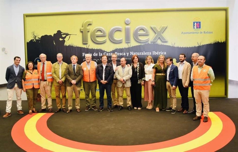 Foto de familia, con Fernández Vara en el centro, del I Día del Cazador en España, en el marco de Feciex en Badajoz.