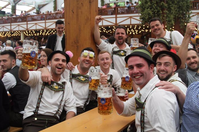 Asistentes al festival de la cerveza de Múnich, el Oktoberfest, en Múnich, Baviera, Alemania