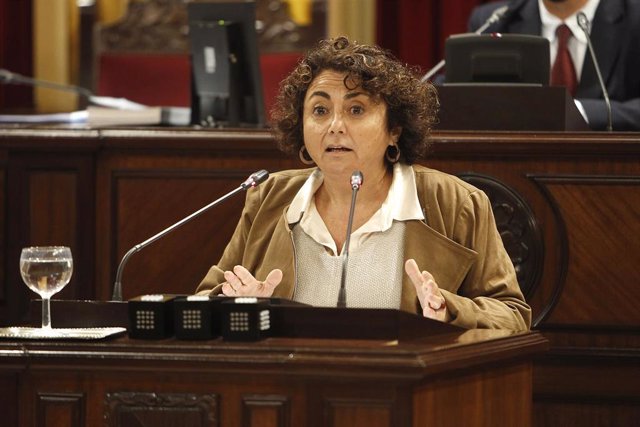 Archivo - La diputada de Més per Mallorca en el Parlament balear Joana Aina Campomar interviene en una sesión plenaria, en el Parlament. 