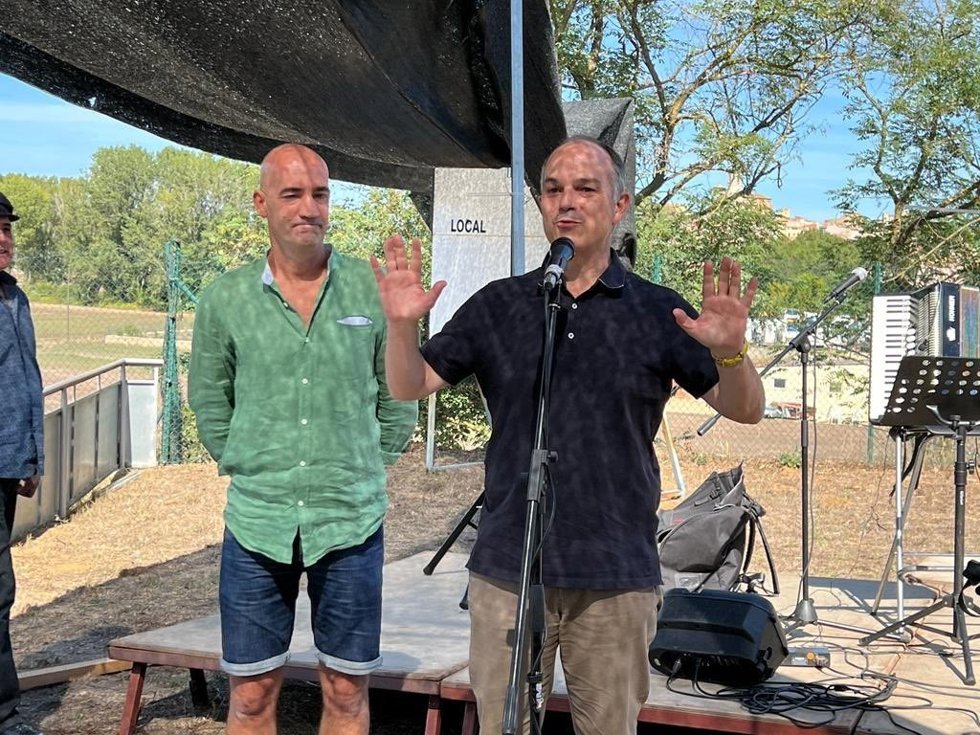 El secretario general de Junts, Jordi Turull, y el próximo candidato a la Alcaldía de Llagostera (Girona) por Junts, Narcís Llins